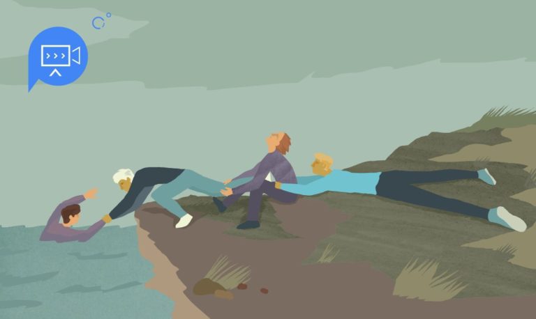 люди спасают человека